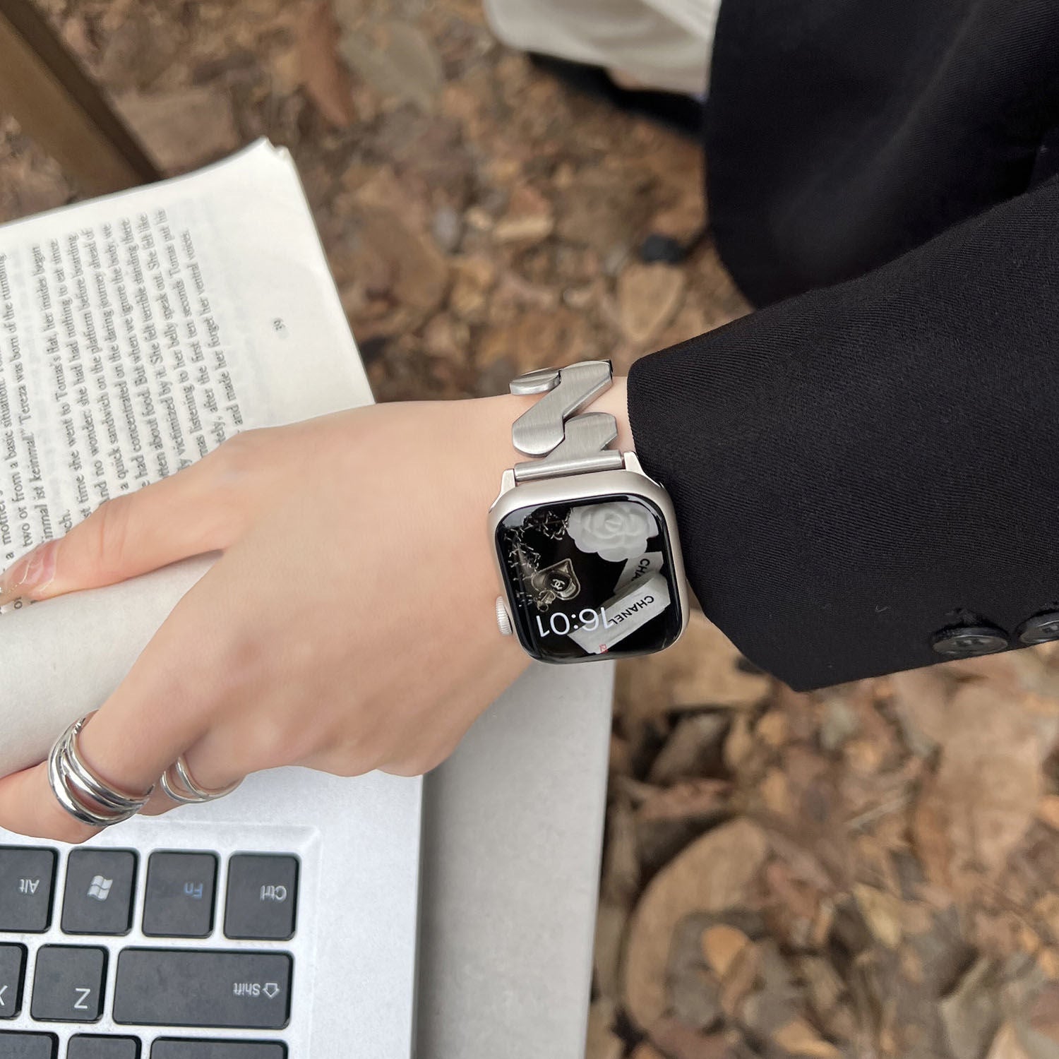 Mobius Metal Bracelet For Apple Watch
